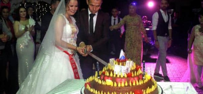 Düğünlerinde ‘çiğ köfte’den düğün pastası kestiler
