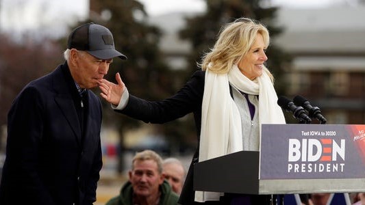 ABD başkan aday adayı Joe Biden, mitingde eşinin parmağını emdi