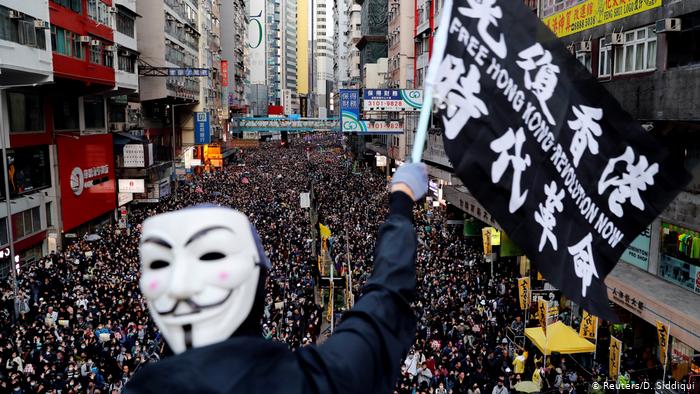 Hong Kong'da yüz binler yine sokaklarda