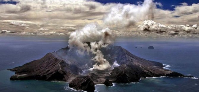 Yeni Zelanda’da yanardağ patlaması: En az beş kişi öldü