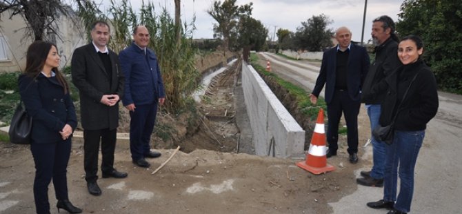 Karavezirler Lefkoşa Kaymakamı’yla birlikte  Çukurova köyünde yapımı devam eden dere istinat duvarı yapımını inceledi
