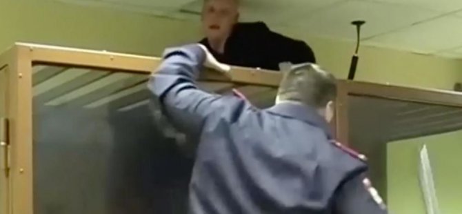 Rusya'da mahkeme salonundan firar girişimi: Kurşun geçirmez cam kafesten kaçmaya çalıştı (Video)