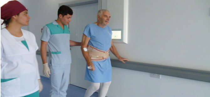 Omurga darliği nedeniyle yürüme güçlüğü bulunan hastalar omurga füzyon ameliyati sonrasi yürüyerek taburcu oluyor