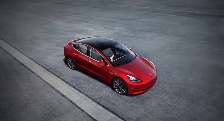 Tesla, Çin’de üretilen ilk ‘Model 3’ otomobilleri teslim etti