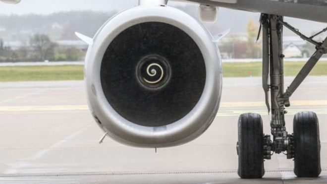 Çin'de uçağın motoruna uğur için bozuk para atan yolcuya 17 bin 200 dolar para cezası