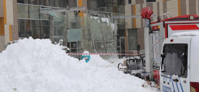 Van'da çatıdan düşen kardan kaynaklı  hastanenin girişi çöktü: 9 kişi yaralandı