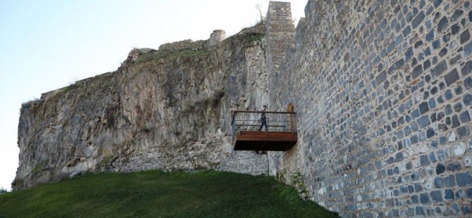 UNESCO korumasındaki 7 bin yıllık sura balkon yapıldı