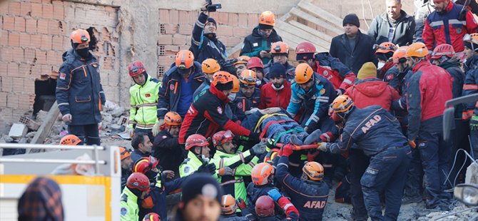 Saatler geçiyor, gözler Elazığ merkezde çöken binada: İnsan sesleri geliyor, arama kurtarma faaliyetleri yoğunlaştı