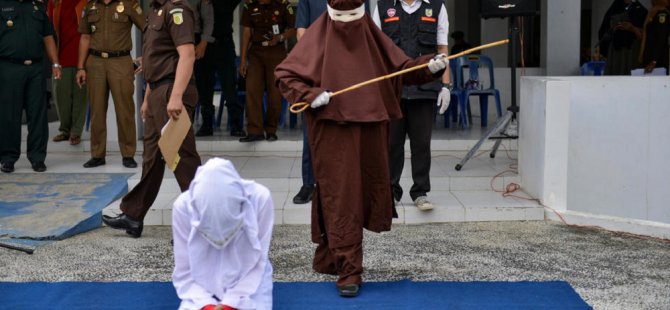 Endonezya'da kadın kırbaç ekibi kuruldu: Merhamet yok