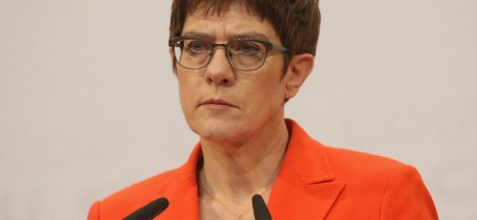 Almanya'da Merkel'in halefi Kramp-Karrenbauer istifa etti
