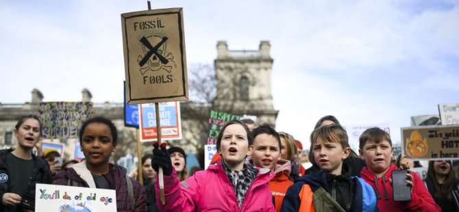 Londra'da hükümetin iklim politikası protesto edildi