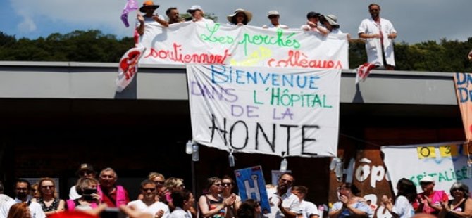 Fransa'da Hastane Çalışanları Çalışma Koşullarını Protesto Etti