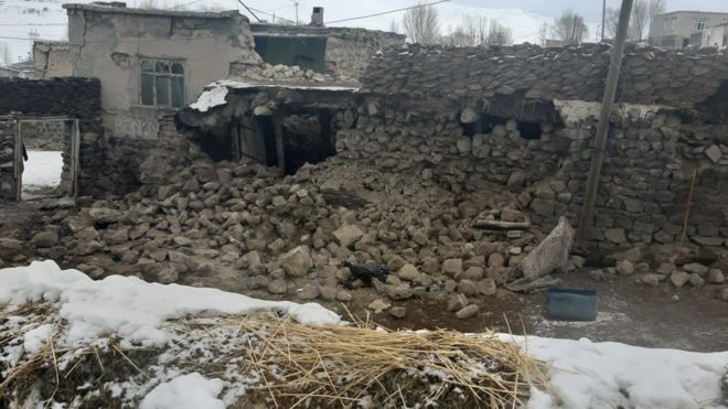 Van'da merkez üssü İran olan deprem nedeniyle 8 kişi hayatını kaybetti, 21 kişi yaralandı