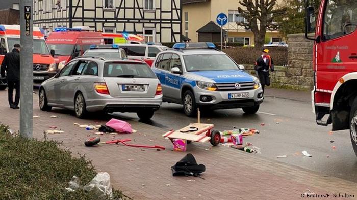 Almanya'da araç karnaval geçit törenine daldı, 30 yaralı var