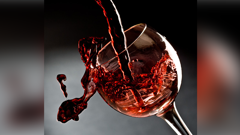 Şarapevinde teknik arıza yaşandı; musluklardan şarap aktı