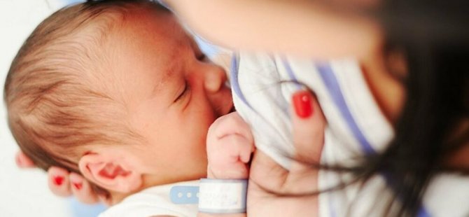 Koronavirüs Bilim Kurulu: Anneler maske takarak bebeklerini emzirebilir