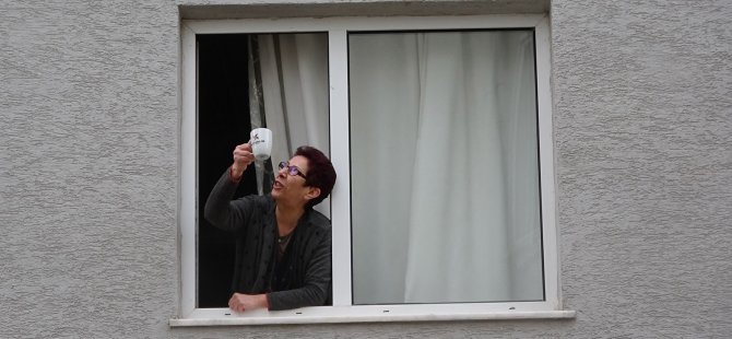 Komşu ziyaretlerine Koronavirüs düzenlemesi; Whatsapp'tan haberleşip camdan cama 'gün' düzenliyorlar