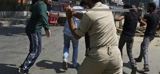 Hindistan'da Sokağa Çıkma Yasağını Protesto Eden İşçilerle Polis Arasında Çatışma Çıktı