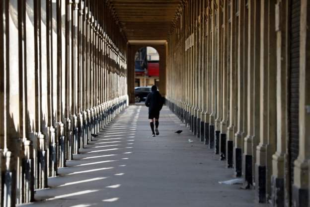 Fransa: Bazı kentlerde halka maske dağıtma kararı, Paris'te gündüz koşuya çıkmak yasaklandı