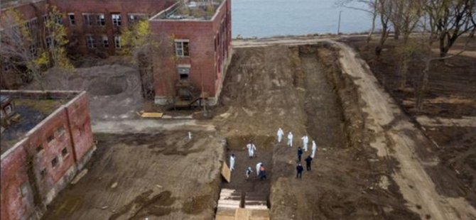 New York'ta Koronavirüs'ten hayatını kaybedenler toplu mezarlara gömülmeye başlandı