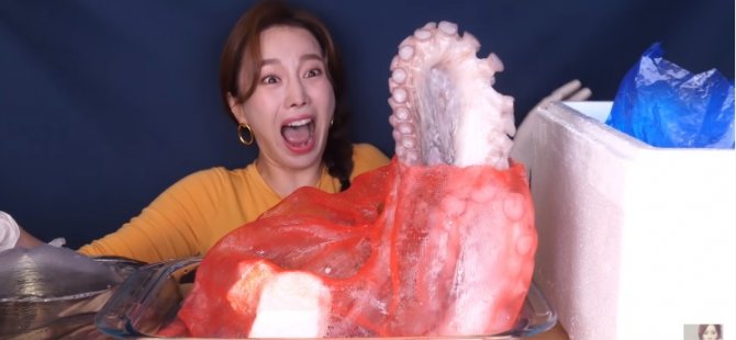 Canlı hayvan yerken video çeken Koreli Youtuber’a tepki yağdı