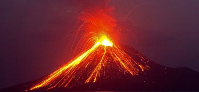 Endonezya'da Anak Krakatau Yanardağı Patladı