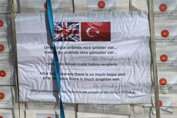 Türkiye'den İngiltere'ye tıbbi yardım malzemesi gönderildi