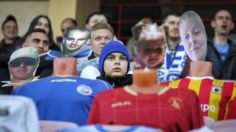Belarus’ta Covid-19’a rağmen maçlar devam ederken, seyircilerin yerini cansız mankenler aldı