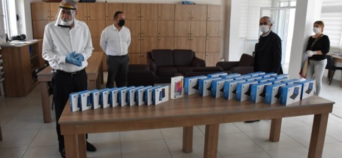Çağrı yanıt buldu:Girne' de öğrencilere 35 adet tablet bağışlandı
