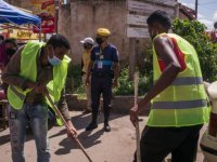 Madagaskar'da maske takmayanlara sokak süpürme cezası