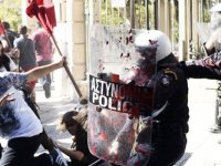 Yunanistan'da Göstericiler Turizm Bakanlığı Binasına Zorla Girdi
