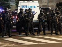 Polisin Trump'ın Yürüyeceği Yoldaki Göstericilere Sert Müdahalesi Tepki Çekti