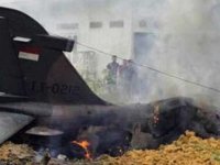 Endonezya'da askeri savaş uçağı düştü