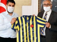 Akıncı’ya Fenerbahçe efsanelerinin imzaladığı Lefter forması takdim edildi