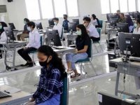 Endonezya'da Covid-19 gölgesinde okullar yeniden açıldı