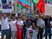 ABD’deki Azerbaycanlılar Ermenistan’ın Washington Büyükelçiliği önünde protesto eylemi düzenledi