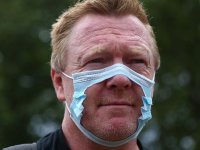 İngiltere'de yüzlerce kişi maske zorunluluğunu protesto etti