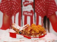 KFC ve Crocs tarafından üretilen 'tavuk kokulu' terlikler yarım saatte tükendi