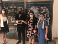 Dövme Piercing Sahibi Karapaşa, 3 Günlük Gelirini Kanser Hastalarına Yardım Derneğİ’ne Bağışladı