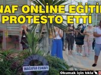 Mağusa'da bir grup esnaf online eğitim kararı nedeniyle DAÜ'de eylem yaptı