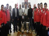 Gazimağusa Belediyesi’nin şampiyon tenisçileri Arter’i ziyaret etti