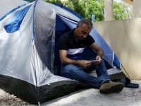 İranlı şarkıcı ara bölgede çadır kurdu