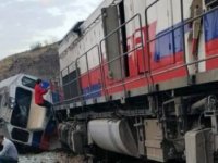 Ankara'da iki yük treni kafa kafaya çarpıştı: 2 makinist hayatını kaybetti