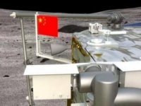 Çin Ay'a Bayrak Dikti
