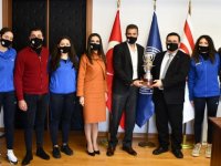 DAÜ Rektörü Prof. Dr. Aykut Hocanın Şampiyon DAÜ Büyük Kadın Voleybol Takımı’nı tebrik etti