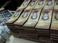 Venezüella 1 Mayıs'ta asgari ücrete yüzde 300 zam açıkladı. 1 doların altında olan aylık gelir, 2.50 dolara çıktı. Ülkede etin kilosu yaklaşık 3.75 dolar