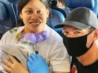 Uçakta doğum: Şansına, yolcular arasında doktor ve hemşire vardı