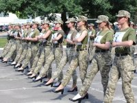 Ukrayna'da topuklu ayakkabılı geçit töreni provası tepki topladı