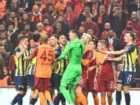 Galatasaray Fenerbahçe derbisinde gerginlik! Metal çakmak atıldı