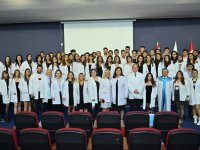 Girne Üniversitesi Diş Hekimliği Fakültesi öğrencileri beyaz önlüklerini “Diş Hekimleri Günü”nde düzenlenen törenle giydi...
